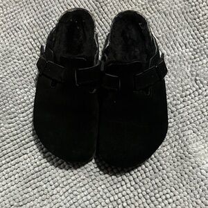 Birkenstock women Black Fuzzy Slippers